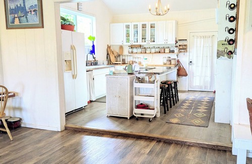 Kapoho House | Family-Friendly Jungle Retreat – Sauna, nature views, in heart of Pahoa Village