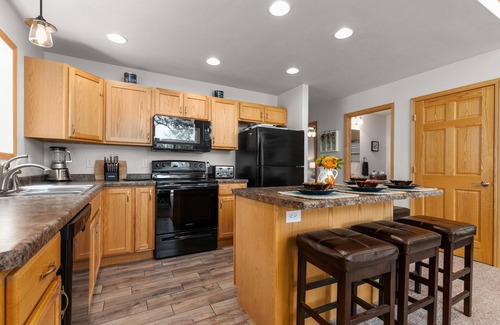 Plainfield Cottage | Family Friendly Lake Home Sleeps 14. Games & Lake Toys. Fire Pit. Dogs Welcome!
