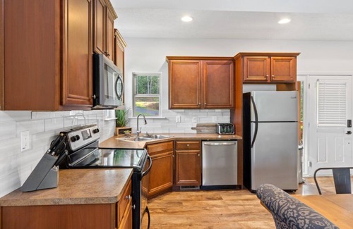 Hardwick Cottage | Family Friendly Lakefront Cottage/Home Theatre/Bunk room