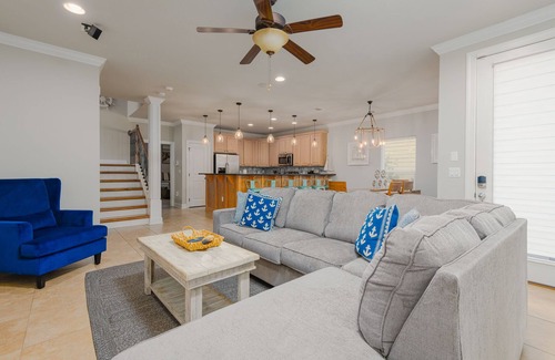 Villages of Crystal Beach House | Family Friendly Luxury House near the beach w Outdoor Heated community Pool