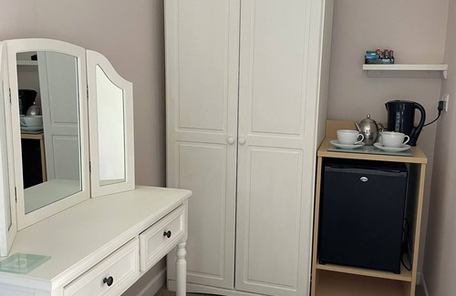 Aylmerton Apartment | Family friendly Muscovy Suite for 4 with kitchenette. Pet friendly. Outdoor pool