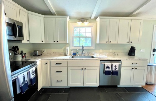 West Mystic House | Family Friendly Mystic Retreat - Close To Town