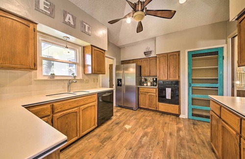 Encino Park House | Family-Friendly San Antonio Home w/Hot Tub & Deck