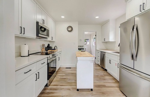 South Tacoma House | Family-Friendly Tacoma Stay- Newly Remodeled Home with AC & Pet-Friendly Yard