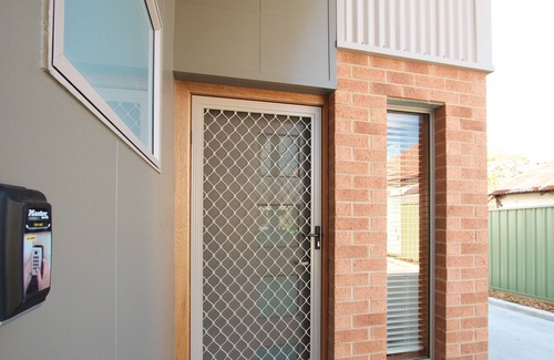 Shortland House | Family Friendly Townhouse 5 with large yard