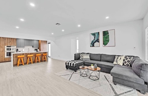 River Oaks House | *Family friendly Fun Retreat Home 4/3 heated pool!