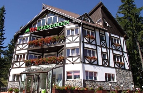 Predeal Villa | Family friendly villa, restaurant, playgrounds, large yard, ski resort