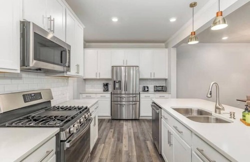 Garner House | Family Friendly with Sunroom & Game Roomnn