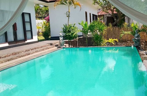 Kalibukbuk Villa | Family fully furnished villa separate bedrm swimming pool. Near beach big Garden