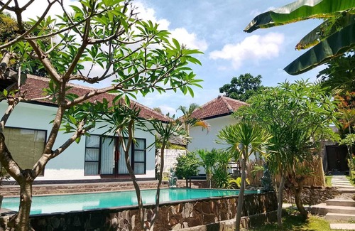 Kalibukbuk Villa | Family fully furnished villa separate bedrm swimming pool. Near beach big Garden