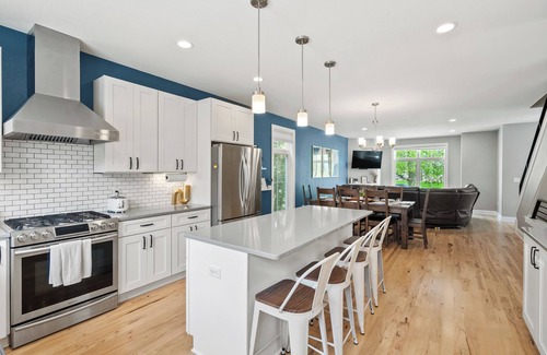 Port Washington House | Family Fun! 17,000 Game Arcade, Sleeps 12, Walk to the Lake