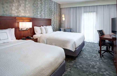 Brookfield Hotel | Family Fun at Milwaukee County Zoo! Pet-friendly Property, Indoor Swimming Pool!