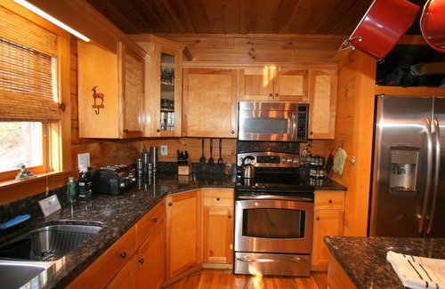 Seven Devils Cabin | Family Fun Cabin-Hike Otter Falls/Firepit/New Hot Tub/TheatreRoom/Ideal Location