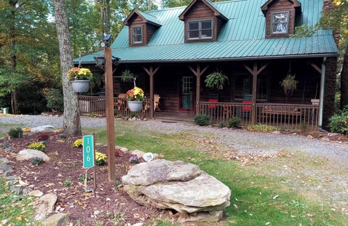 Seven Devils Cabin | Family Fun Cabin-Hike Otter Falls/Firepit/New Hot Tub/TheatreRoom/Ideal Location