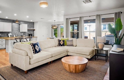 Oro Valley House | Family FUN | Pool | Fire Pit | PuttPutt