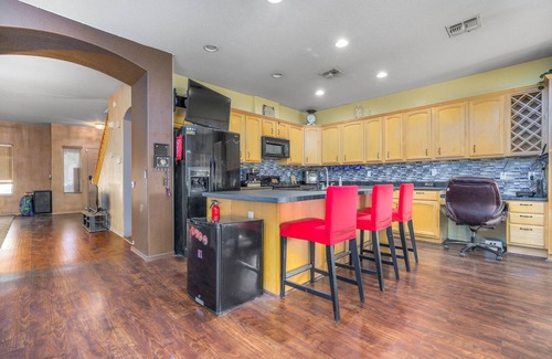 Coldwater Springs House | Family Fun Retreat! Themed Rooms, BBQ & Golf Course!