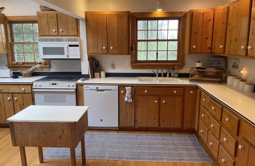 East Springfield House | Family get away to this charming cottage on 600 ft of Lake