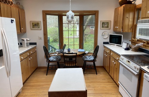 East Springfield House | Family get away to this charming cottage on 600 ft of Lake