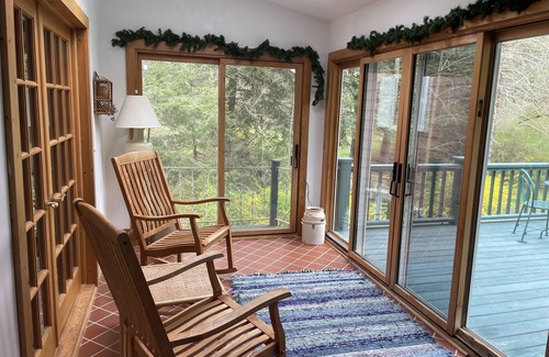 East Springfield House | Family get away to this charming cottage on 600 ft of Lake