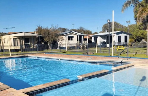 Broadwater House | Family Getaway - Cabin 50: Your Ideal Retreat for Comfort and Nature