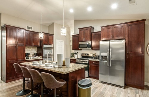 South Mountain House | Family Getaway! Sleeps 12, Pool, Playground, Game Room