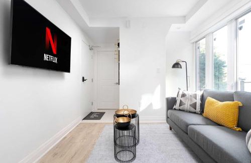 Beaconsfield Village Apartment | Family Getaway Trendy Ossington Neighbourhood