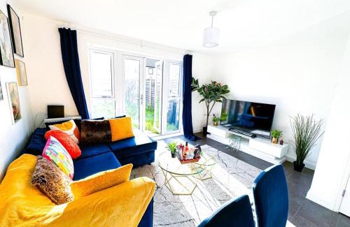 Bordesley Apartment | Family, Group & Contractor Stay - Sleeps Upto 9 Guests with Free Parking