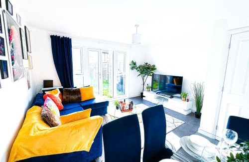 Bordesley Apartment | Family, Group & Contractor Stay - Sleeps Upto 9 Guests with Free Parking