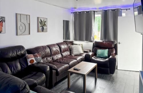 Woodingdean Apartment | Family Holiday Home with Hot Tub & Sauna Sleeps 8