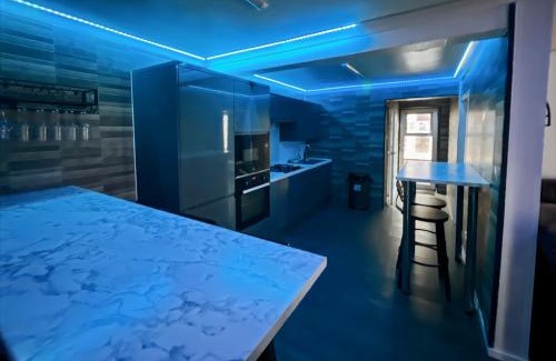Woodingdean Apartment | Family Holiday Home with Hot Tub & Sauna Sleeps 8