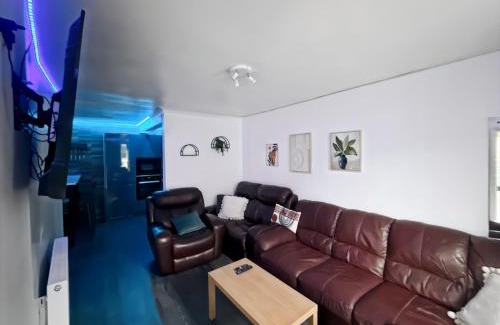 Woodingdean Apartment | Family Holiday Home with Hot Tub & Sauna Sleeps 8