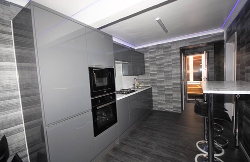 Woodingdean House | Family Holiday Home With Hot Tub & Sauna Sleeps 8
