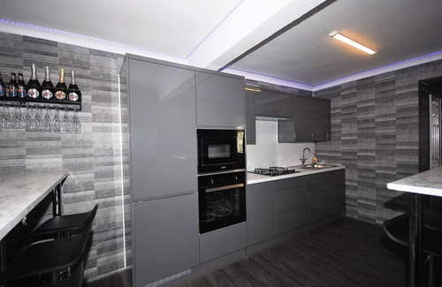 Woodingdean House | Family Holiday Home With Hot Tub & Sauna Sleeps 8