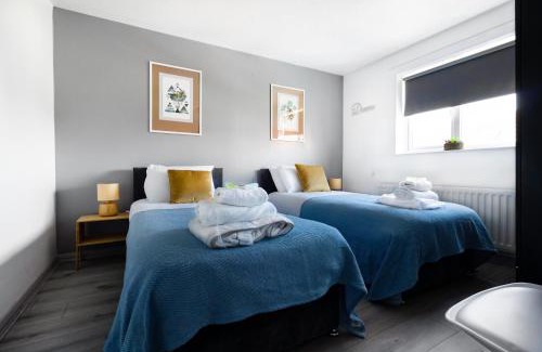 Peacehaven House | Family Holiday Home With Hot Tub Sleeps 8