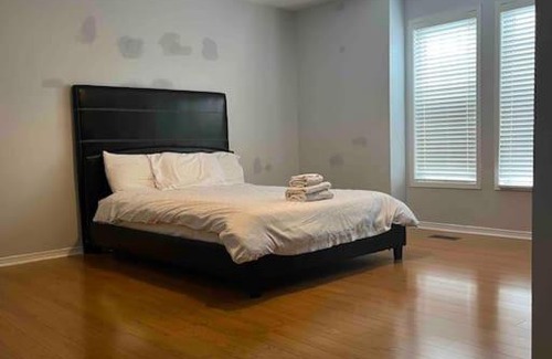 Churchill Meadows House | Family home 5 bedroom home in Mississauga free parking