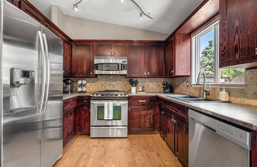 Southwest Calgary House | Family Home in Southwood w Hot Tub Sleeps 9
