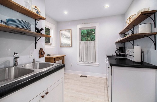 Manistee House | Family Home Near Beach, Downtown, Marina