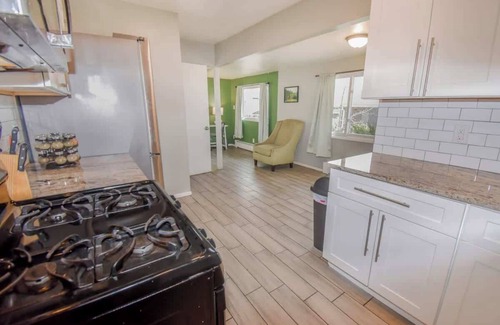 Southeast House | Family Home TV's indoor Sauna, Large Yard & Golf Theme Near Rail and easy access