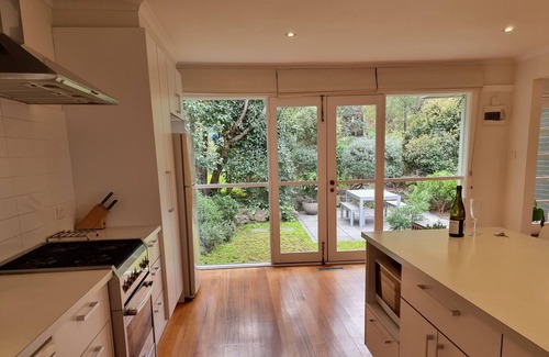 Montmorency House | Family house, beautiful garden, quiet location
