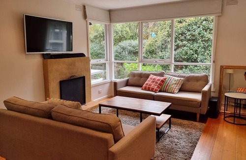 Montmorency House | Family house, beautiful garden, quiet location