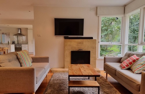 Montmorency House | Family house, beautiful garden, quiet location