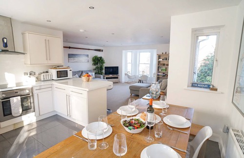 Cowes House | Family House w Parking and Garden - Central Cowes