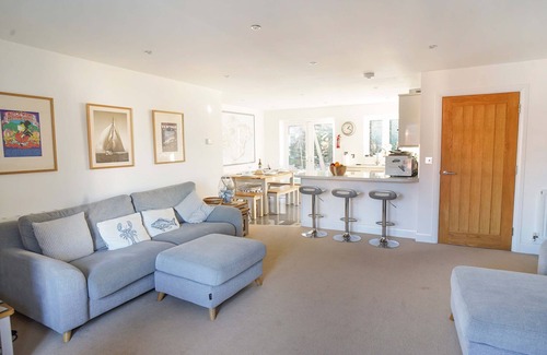 Cowes House | Family House w Parking and Garden - Central Cowes