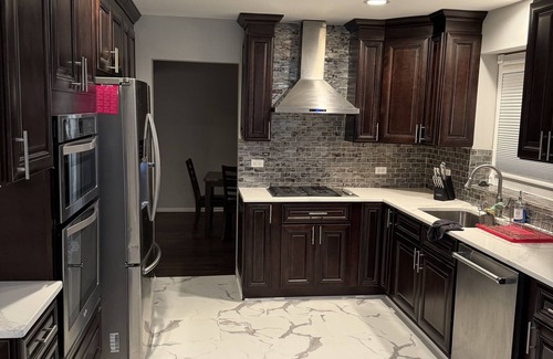 Streamwood House | Family Oasis: 3000 Sq Ft-4 Bedroom Home with workout space and full basement