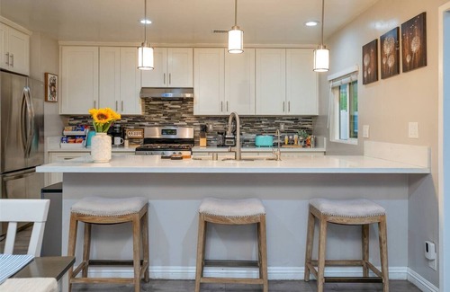 Orange House | Family Oasis: Modern & Cozy Pet-Friendly Home. Close to Disney