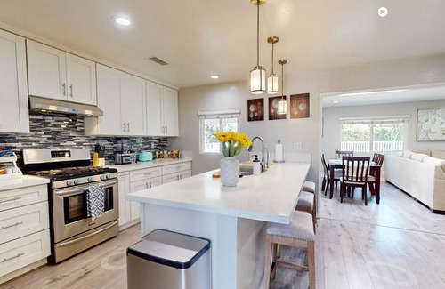 Orange House | Family Oasis: Modern & Cozy Pet-Friendly Home. Close to Disney