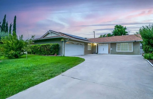Orange House | Family Oasis: Modern & Cozy Pet-Friendly Home. Close to Disney