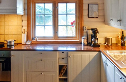 Ulstein Municipality House | Family Oasis with Lake View-By Traum
