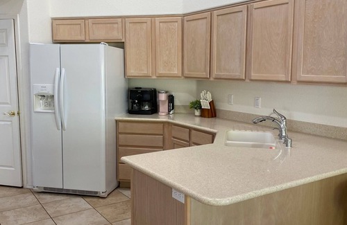 Lake Havasu City House | Family & Pet Friendly 4-BDR House! Walk to London Bridge, Restaurants & More!