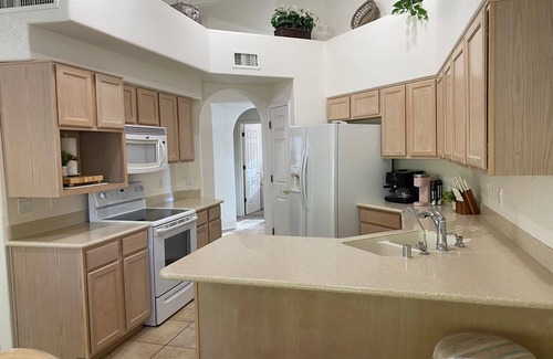 Lake Havasu City House | Family & Pet Friendly 4-BDR House! Walk to London Bridge, Restaurants & More!
